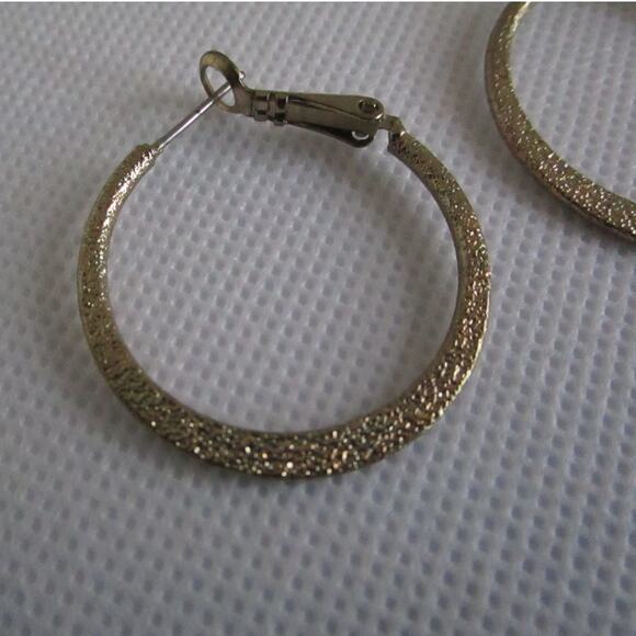 Vintage 80s/90s Gold Tone Hoop Earrings Textured Glitter Finish 1in Latch Back - Picture 13 of 17